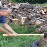 Savršen trik za cijepanje drva: djedica koji je zapalio Internet svojim izumom (VIDEO)