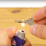 Postavio je ključ na plamen upaljača, kada vidite zašto i vi ćete isto uraditi! (VIDEO)