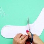Presjekla je čarapu na pola, a ono što je napravila naprosto ostavlja bez daha