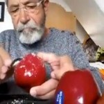Uzeo je nož i krenuo strugati jabuku…Ovo bi svi trebali da vide!