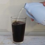Nasuo je izbjeljivač u čašu Coca Cole. Ono što je uslijedilo gledaćete u nevjerici! (VIDEO)