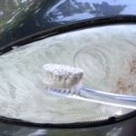 Iscijedio je pastu za zube na svoj auto. Svi muškarci će poludjeti za ovim! (VIDEO)