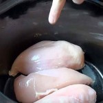 Stavio je piletinu u lonac. Kada vidite šta je napravio krenuće vam voda na usta (VIDEO)
