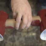 Uzeo je dvije plastične čaše i nabio ih na rolnu od toalet papira. Razlog? Sjajna ideja!