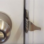 Prepolovio je vilicu i stavio ju u kvaku: Kada vidite zašto, učinit ćete isto! (VIDEO)