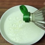 Pomješao je sodu bikarbonu, vodu i sirće: Ovo sredstvo koristićete stalno! (VIDEO)