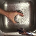 Kada vidite ovaj način guljenja kuhanog jajeta, više ih nećete guliti drugačije!