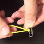 Uzeo je običnu spajalicu i gumice za teglu: Ova caka olakšaće vam život! (VIDEO)