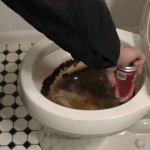 Istresao je limenku COCA COLE u WC šolju. Nakon ovoga, nikada se više nećete vraćati na staro!