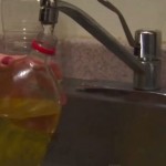 Pomješala je vodu i ulje: Kada vidite šta je od toga dobila, poželjećete da i vi uradite isto (VIDEO)