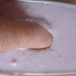 Gurnuo je ruku u čudnu, ljubičastu smjesu i ono što je dobio nešto što će odmah okačiti na zid!