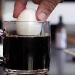 GENIJALAN TRIK: Ubacio je jaje u kafu, a kad vidite zašto, i vi ćete uraditi isto! (VIDEO)