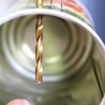 Probušio je običnu konzervu i dobio nešto što ćete koristiti SVAKI DAN! (VIDEO)