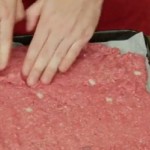 Stavio je mljeveno meso u pleh, a kad vidite zašto i vi ćete to probati već danas (VIDEO)