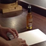Korisni trik koji će vas oduševiti: Otvorite flašu piva samo uz pomoć lista papira! (VIDEO)