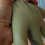 Napunio je par gumenih rukavica betonom a kada je završio, SVI u komšiluku su bili ljubomorni kada su vidjeli šta je napravio!