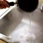 Usudila se na ono što mnogi od vas nikada ne bi. Vrelo sirće u sudoperu i efekat je BUM!