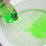 SIPAO JE TEČNOST ZA SUDOVE U WC ŠOLJU: Ono što se desilo poslije toga je apsolutno genijalno!