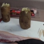Probušio je rupu u KROMPIRU, uzeo SLANINICU, a kad vidite šta je na kraju napravio, POLIZAĆETE PRSTE