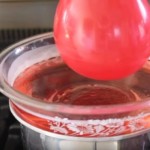 Stavila je balon u istopljeni vosak: Rezultat je i više nego genijalan (VIDEO)