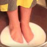 SIPALA JE MLIJEKO I SODU BIKARBONU U LAVOR: Kad vidite šta je dobila, sipaćete i vi (VIDEO)