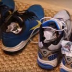 Stavio je NOVINE U OBUĆU, a kada vidite zašto – uradićete isto (VIDEO)