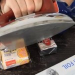 Uzeo je dva komada kruha, zamotao ih u foliju i prešao peglom preko njih: Evo što je otkrio!