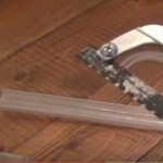 Uzeo je plastičnu vješalicu za odjeću i presjekao je na kraju: Ovo je genijalno (VIDEO)