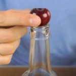 Stavio je višnju na vrh staklene flaše: Fenomenalan trik koji ćete odmah iskoristiti (VIDEO)