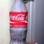 Napunio je Coca-Cola flašu voskom, a onda je izvadio ogroman nož. Kada vidite šta je napravio za svoj dom, poželjećete da uradite isto!