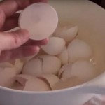 PEČE LJUSKU JAJA: Kada vidite zašto to radi, nikada je nećete baciti (VIDEO)