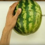 GRIJEŠILI STE: Pogledajte ovaj video i saznaćete kako zaista treba da se SIJEČE LUBENICA!