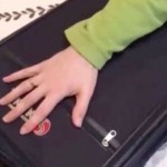 Odjeću za 2 NEDELJE, žena je spakovala u jedan kofer. Da samo znate koliko je prost i genijalan trik