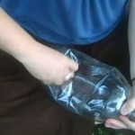 Ova mama je probušila par rupa na plastičnoj flaši i napravila nešto što je oduševilo djecu! A pritom je i korisno