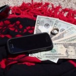 KAKO DA VAS NE POKRADU NA PLAŽI: Evo gdje treba da sakrijete PARE I TELEFON! (VIDEO)