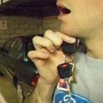 KAD ČUJETE RAZLOG, DOBRO ĆETE SE ZAMISLITI: Stavio je daljinski ključ od kola pod bradu. GENIJALNO!