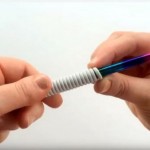 OMOTAO JE KABL PUNJAČA OKO OLOVKE: Kad vidite zašto, uradićete isto (VIDEO)