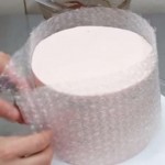 Obmotala je tortu pucketavom folijom, a dobila je nešto što će vas natjerati da uradite istu stvar!