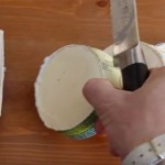 Prerezao je sladoled u čašici i napravio nešto savršeno! (VIDEO)