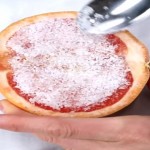 Stavila je kašiku soli na grepfrut. Kada vidite razlog, htjeti ćete da uradite isto (VIDEO)