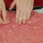 Stavio je mljeveno meso u pleh, kada vidite zašto, uradićete isto! (VIDEO)
