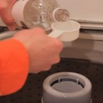 Nasuo je sirće u punu veš mašinu: Kako ovo nismo ranije znali?! (VIDEO)