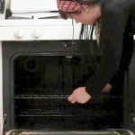 NOĆNA MORA SVAKE DOMAĆICE – PROŠLOST! Evo kako da LAKO očistite rernu bez štetnih HEMIKALIJA (VIDEO)