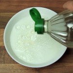 Pomiješao je sodu bikarbonu, vodu i sirće: Ovo sredstvo koristićete stalno! (VIDEO)