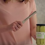 Lupila je nožem po zatvaraču tegle: I vi ćete isto početi da radite! (VIDEO)