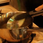 Umočila je stari CD u ključalu vodu – rezultat je fenomenalan! (VIDEO)