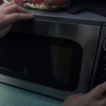 Ne služi samo za pripremanje hrane! 10 TRIKOVA za koje niste ni slutili da vaša MIKROTALASNA može da izvede