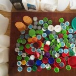 Prikupio je na stotine PLASTIČNIH ČEPOVA i stavio ih sve u rernu. Razlog za to će vas oduvati!