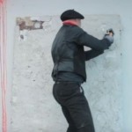 Čekićem je skidao malter sa zida: Krajnji rezultat oduzeće vam dah! (VIDEO)