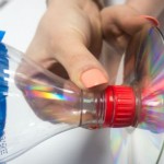 Ona lijepi praznu flašu Coca-Cole na stari CD. Niko ne bi rekao da će OVO napraviti…